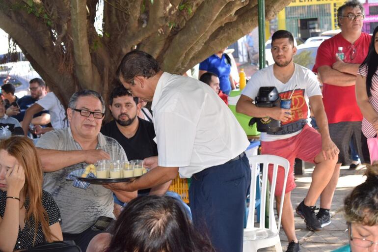 En Villa Elisa, los que acudieron más temprano también recibieron cocido y chipitas mientras aguardaban.