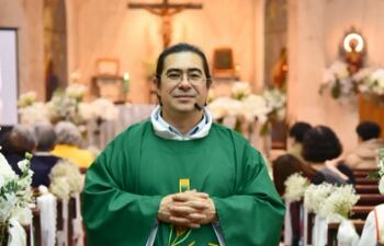 Padre Carlos César López, sacerdote residente en Taiwán .