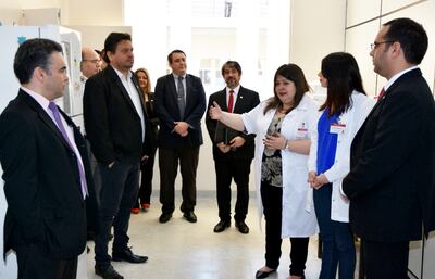 La Prof. Dra. Ana Ayala, del Laboratorio de Genética Molecular, explica detalles del funcionamiento del equipo de PCR digital.