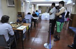en-la-foto-se-observa-a-los-ajedrecistas-que-toman-parte-del-magistral-entre-ellos-el-joven-mf-matias-latorre-esta-tarde-a-partir-de-las-1600-se-232320000000-512383.jpg