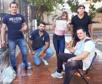 El equipo de rodaje de Warrior Producciones que filmó el simulacro de asalto en Fernando de la Mora. Iván Enrique Marcet Báez, quien sostiene el arma de juguete, fue baleado por un agente.