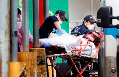 Paramédicos atienden a un paciente en la zona de Emergencias del Hospital Elmhurst, en Queens, Nueva York, el 14 de abril pasado.