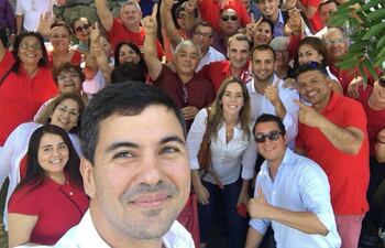santiago-pena-hace-una-selfie-en-un-encuentro-con-paraguayos-residentes-afiliados-al-partido-colorado-en-nueva-york-y-nueva-jersey-el-fin-de-seman-230244000000-1617756.jpg