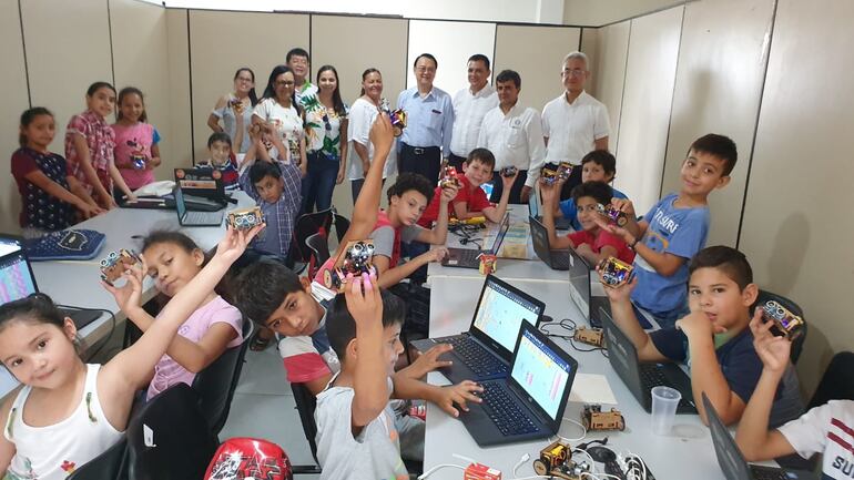 Embajador de Taiwán visitó Centro Tecnológico Municipal en Caacupé