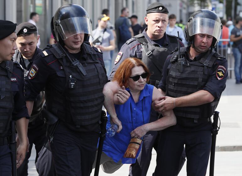 Otra mujer detenida por la policía antidisturbios. 