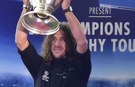 puyol-levanta-la-orejona-el-trofeo-de-la-champions--225205000000-1692778.jpg