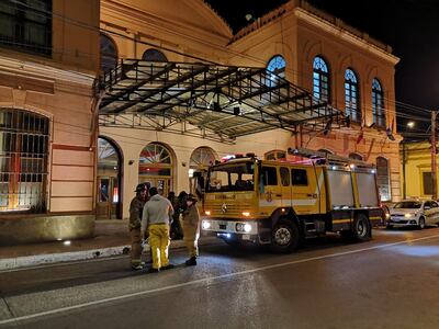 Tras la evacuación, acudieron bomberos al teatro.