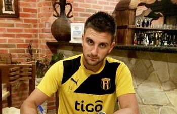 pablo-sebastian-fuentes-llego-en-la-madrugada-de-ayer-y-anoche-firmo-su-contrato-con-guarani--225113000000-1544180.jpg