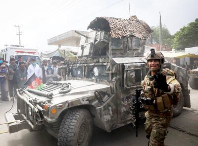 Oficiales afganos en el sitio de un atentado con bomba, la semana pasada, a un hospital en la capital Kabul.