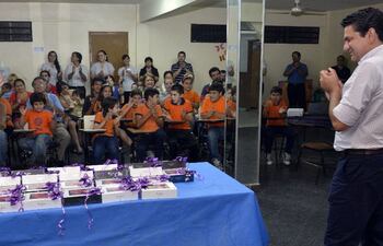 rodrigo-arturi-country-manager-de-manpower-group-paraguay-estuvo-en-la-entrega-de-las-tablets-al-icd--210649000000-1061621.jpg
