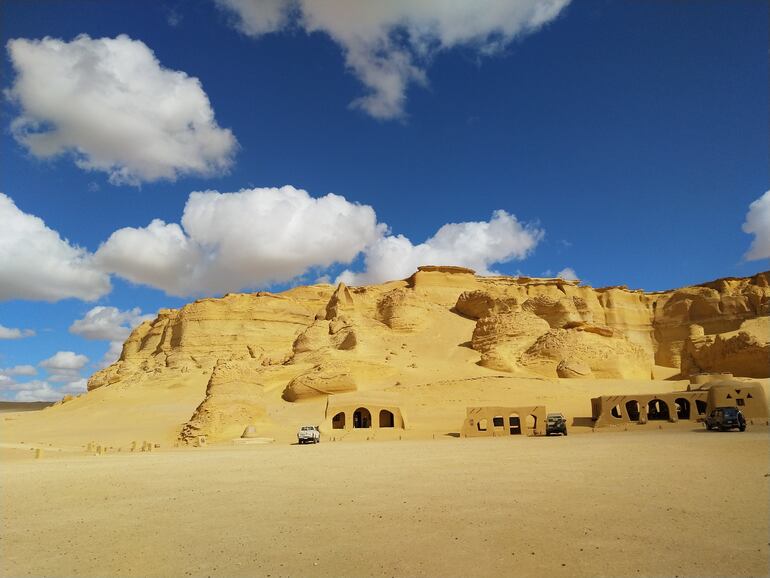 Lo que hoy es desierto, en el pasado fue un mar. Rocas de arenisca dorada e interminables dunas componen el paisaje de la cuenca desértica de Wadi Al Hitan.
