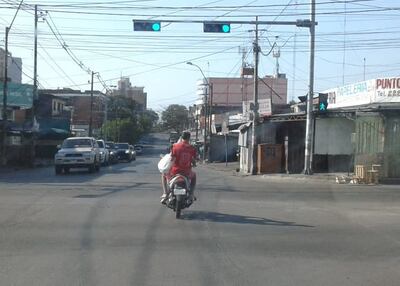 Motociclista sin casco.