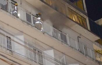 humo-oscuro-salia-anoche-por-aberturas-del-quinto-piso-del-edificio-centrico-de-asuncion-los-bomberos-llegaron-rapidamente-y-ayudaron-a-evacuar-por-p-233854000000-1542858.jpg