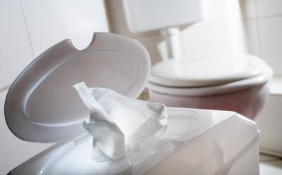 Al igual que otras alternativas al papel higiénico convencional, el papel húmedo debe ser desechado en el cubo de basura. De lo contrario, puede obstruir las plantas de tratamiento de aguas residuales.