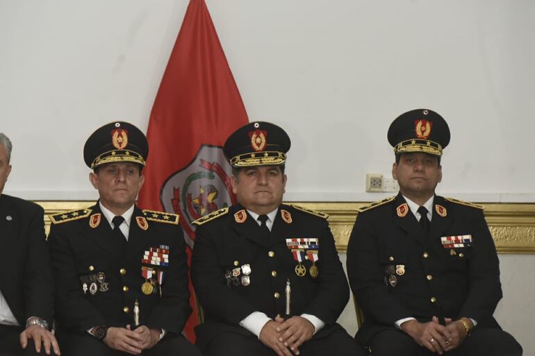 Francisco Resquín, primero de la izquierda, nuevo Comandante de la Policía Nacional. A su lado, Luis Arias subcomandante de la Policía y el comisario general inspector Arturo Antonio González Chamorro.