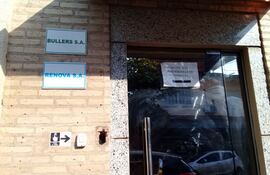 El viejo local en 12 de Octubre Nº 591, donde operan algunas subsidiarias. En la vereda opuesta, en otra moderna oficina están SST, Watchman SA, HS Holding y Renova SA.