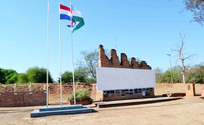 El monumento central en el Fortín Boquerón. En este sitio se respira aire puro de la naturaleza y la historia.