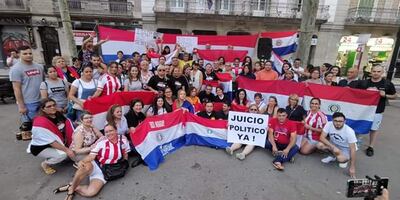 Paraguayos residentes en Barcelona se manifestaron contra el Gobierno.