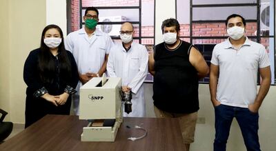 El respirador artificial fabricado por el ingeniero Luis Lezcano y su alumno Richard Arias fue entregado a las autoridades del Hospital Distrital de Santa Rita el sábado último.