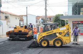 Los trabajos de regularización asfáltica se iniciaron en 4ª Proyectada, entre Estados Unidos y Félix Bogado.