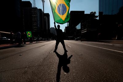 Foto ilustración de una manifestación el domingo 26 de abril pasado contra el aislamiento social y partidaria de una intervención militar en el país, en Sao Paulo. El presidente de Brasil, Jair Bolsonaro, uno de los más escépticos sobre la gravedad del COVID-19, respaldó las protestas y habló ante un grupo de seguidores que defendían el cierre del Congreso y la intervención militar en Brasil.