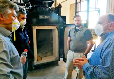 El presidente Mario Abdo revisó ayer el horno pirolítico de la Senad junto con una comitiva.