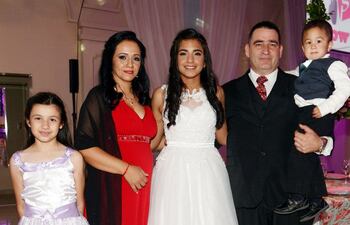 la-quinceanera-con-sus-padres-mariza-gonzalez-y-martin-santos-y-sus-hermanos-lupe-ayelen-y-arturo-jose-santos-gonzalez--202530000000-1629998.jpg