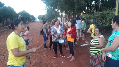 El asentamiento está ubicado cerca del barrio Belén de la capital departamental. Según los pobladores, en unas tres calles a lo largo de dos cuadras no recibieron ninguna ayuda, desde que se inició la cuarentena. Explicaron que la mayoría se dedica a pequeñas ventas como yuyo, mandioca y frutas, actividades que se paralizaron en las últimas semanas.
Para paliar la situación comenzaron a recurrir a ollas populares pero la comida no alcanza para todos. “La comida no alcanza para todos, hay mucha necesidad en esta zona. Llegaron a hacer el censo y pasaron por estas calles repartiendo mercaderías, pero no llegaron a nuestras casas”, expresó Crisolina Almada, en tono de desánimo. 
Como hasta ahora no recibieron ayuda, este domingo, recurrieron a un cacerolazo para hacer escuchar sus reclamos. Afirman que tampoco recibieron ayuda en la capilla de la zona, denominada Caacupemi. 
Las personas que desean colaborar con estas personas pueden comunicarse al 0982-830-807, con la señora María, una de las vecinas de la zona.