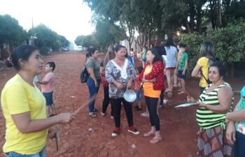 El asentamiento está ubicado cerca del barrio Belén de la capital departamental. Según los pobladores, en unas tres calles a lo largo de dos cuadras no recibieron ninguna ayuda, desde que se inició la cuarentena. Explicaron que la mayoría se dedica a pequeñas ventas como yuyo, mandioca y frutas, actividades que se paralizaron en las últimas semanas.
Para paliar la situación comenzaron a recurrir a ollas populares pero la comida no alcanza para todos. “La comida no alcanza para todos, hay mucha necesidad en esta zona. Llegaron a hacer el censo y pasaron por estas calles repartiendo mercaderías, pero no llegaron a nuestras casas”, expresó Crisolina Almada, en tono de desánimo.
Como hasta ahora no recibieron ayuda, este domingo, recurrieron a un cacerolazo para hacer escuchar sus reclamos. Afirman que tampoco recibieron ayuda en la capilla de la zona, denominada Caacupemi.
Las personas que desean colaborar con estas personas pueden comunicarse al 0982-830-807, con la señora María, una de las vecinas de la zona.