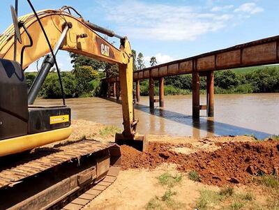 Las máquinas  comenzaron a trabajar la semana pasada en la construcción del nuevo puente sobre el río Monday.