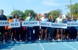 personalidades-del-ambito-cultural-periodistico-y-deportivo-acompanaron-a-los-ninos-y-adolescentes-al-final-de-la-corrida-con-mensajes-por-la-vida-i-220406000000-617685.jpg