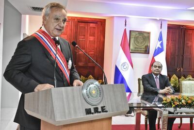El embajador de Chile en Paraguay, Mauricio Ugalde Bilbao, durante el acto de reconocimiento que le hicieron en la Cancillería nacional.