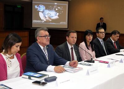 El ministro Alberto Martínez Simón (centro) junto al Dr. Delio Vera Navarro durante la presentación del Código QR.