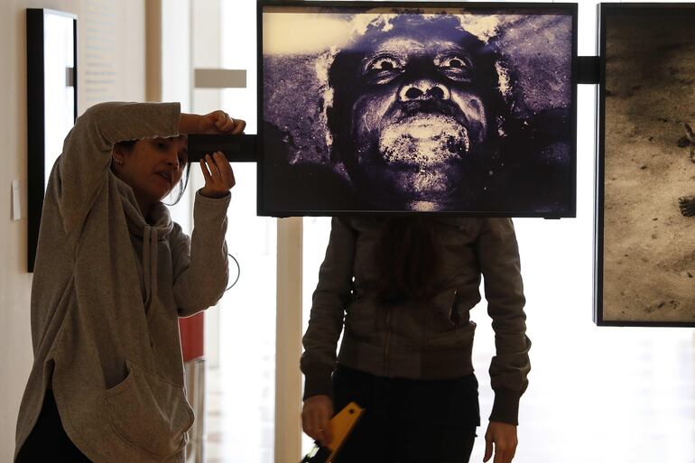 "La lucha Yanomami" es una inmersión en la vida del pueblo indígena brasileño Yanomami, una comunidad situada al norte del gigante sudamericano, en la frontera con Venezuela.