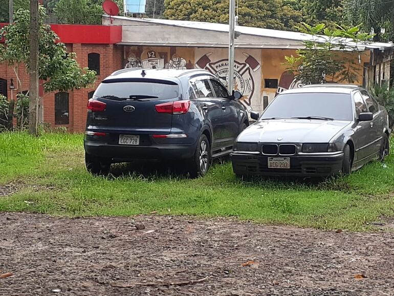 Los taxistas acorralan a los conductores de Uber y Muv y dan intervención a los fiscalizadores de transporte. Foto gentileza.