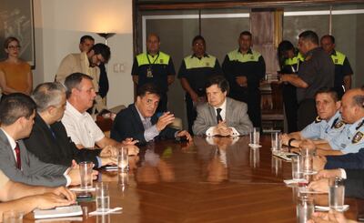 La mesa de reunión que se llevó a cabo ayer en el Ministerio del Interior organizando el sistema de seguridad que se impondrá y de la que participaron autoridades paraguayas y argentinas.