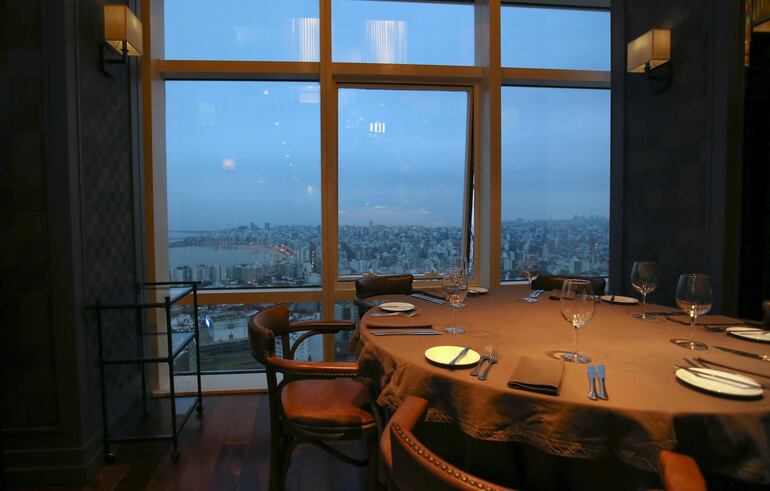 Son pocos los rascacielos que sobresalen en la panorámica de Montevideo -una torre con forma de vela y los altos edificios del World Trade Center (WTC)-, por lo que las vistas desde los puntos más elevados permiten contemplar casi la totalidad de esta capital bañada por el inmenso río de la Plata.