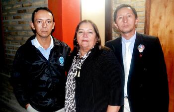 dona-justina-junto-a-dos-de-sus-hijos-desde-fuerte-olimpo--192646000000-1832437.jpg