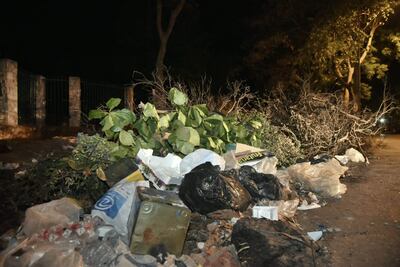 Montículos de basuras acumuladas frente al parque Caballero, sobre la Avenida Artigas.