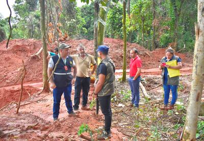 Momento en que la comitiva del Mades era intimada por uno de los guardias a abandonar la propiedad.