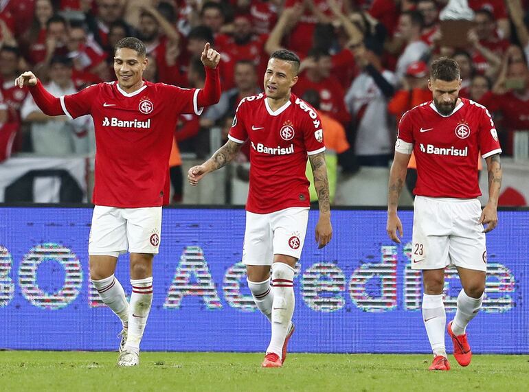 Paolo Guerrero marcó de penal en el triunfo y clasificación de Internacional de Porto Alegre.