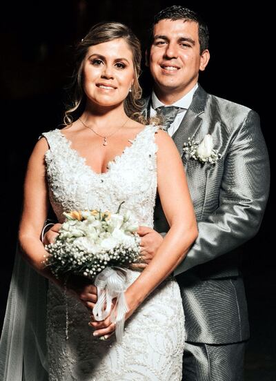 La novia lució una creación del diseñador Hugo Vázquez, quien  bordó a mano todo el traje con canutillos y pedrerías. El tocado fue confeccionado por Jadiyi Yudis Yaluff.