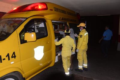Bomberos asisten a un hombre fue apuñalado por su hijastro con cinco estocadas.