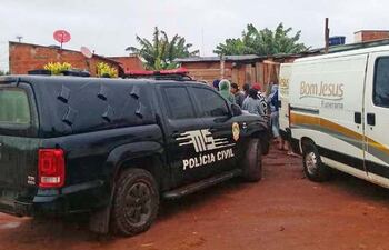 un-movil-de-la-policia-civil-de-ponta-por-y-un-vehiculo-de-una-funeraria-brasilena-aparecen-frente-a-la-precaria-casa-donde-fue-asesinado-el-paraguay-200008000000-1718013.jpg
