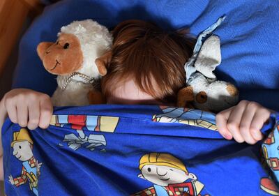 Se recomienda a los padres hablar en voz baja y tranquilizar al niño que sufre de pavor nocturno.