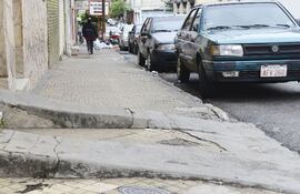 esta-vereda-no-inclusiva-esta-en-una-vivienda-cerca-del-mercado-n-1-en-yegros-casi-republica-de-colombia--200738000000-602729.jpg