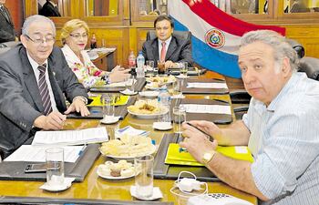 el-presidente-del-jurado-scar-gonzalez-daher-d-junto-a-los-miembros-raul-torres-kirmser-gladys-bareiro-y-adrian-salas--234851000000-1626299.jpg