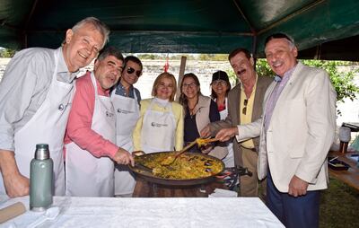 Henry Hernández, presidente de Rotarios de Nueva York; Juan Lukis, presidente del Jackson Heigts de Nueva York, y María Lina Día, presidenta del Rotary Asunción Palma, junto a voluntarios.