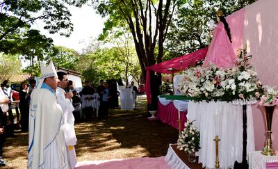 Monseñor Ricardo Valenzuela reza ante el altar de la Virgen del Rosario, en el patio de la iglesia.