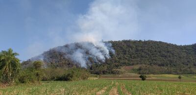 Vista panorámica del cerro Mbocayaty, donde el fuego no pudo ser controlado por los bomberos, que reiniciarán labores mañana.